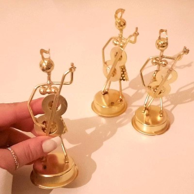 مجسمه طلایی نوازنده دختر استوک مجسمه طلایی نوازنده دختر استوک